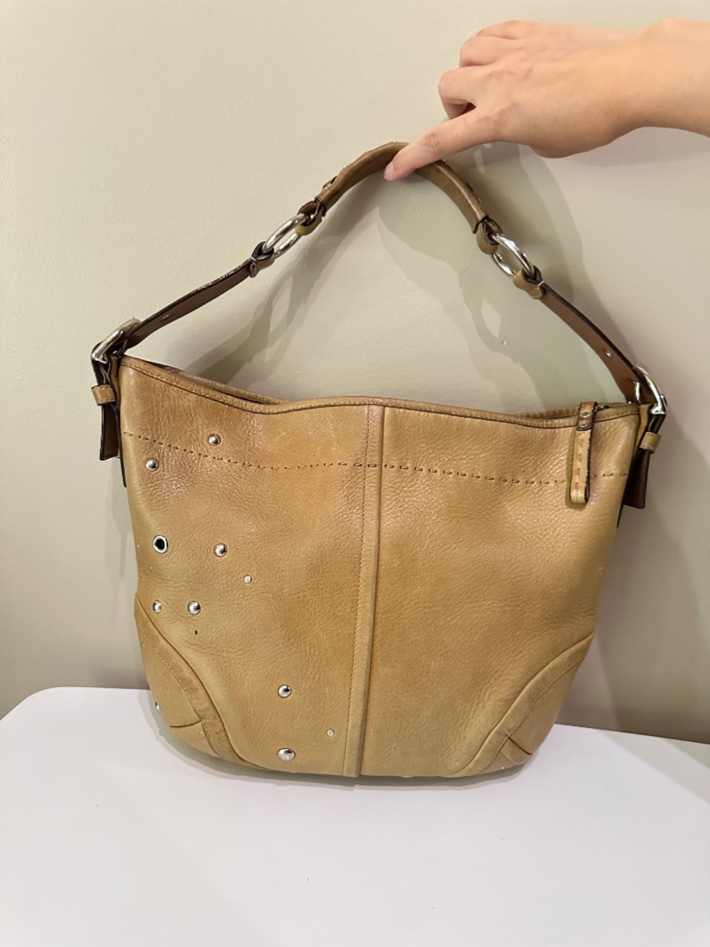 Vintage Coach Soho Studded Demi Hobo HandBag Camel Brown Leather F10932 Y2K - Picture 5 of 16